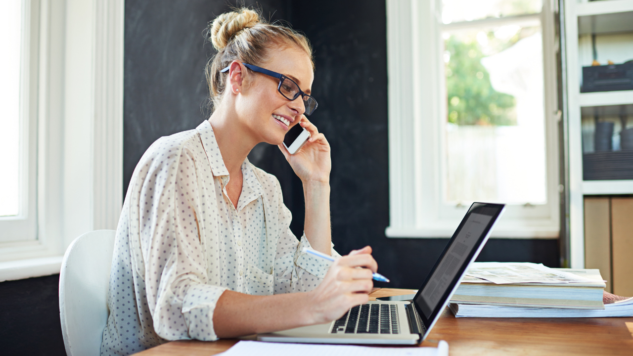 How HoneyBook Helps You Book Clients, Send Contracts, and Get Paid